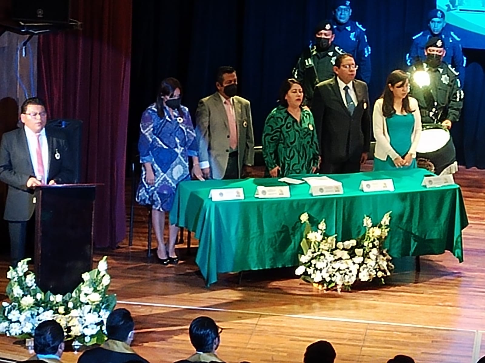 Amadrina Blanca Águila a la XII generación de Licenciatura en Derecho Burocrático del INESAP